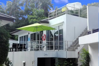 /villa Paris arriving view of the terrace and the swimming pool .